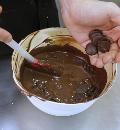 Фото приготовления рецепта: Шоколадный шар с сюрпризом от шоколатье Дмитрия Матейчика, шаг №3