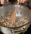 Фото приготовления рецепта: Равиоли с грибами и сыром, шаг №2