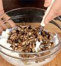 Фото приготовления рецепта: Равиоли с грибами и сыром, шаг №3