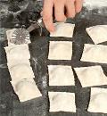 Фото приготовления рецепта: Равиоли с грибами и сыром, шаг №6