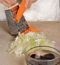 Фото приготовления рецепта: Капустный салат с черносливом, шаг №1