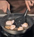 Фото приготовления рецепта: Салат с морскими гребешками, шаг №3