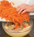 Фото приготовления рецепта: Морковный пирог с миндалем, шаг №3