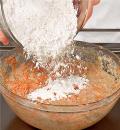 Фото приготовления рецепта: Морковный пирог с миндалем, шаг №4