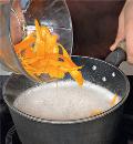 Фото приготовления рецепта: Апельсиновые корочки в сиропе, шаг №3