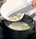 Фото приготовления рецепта: Стручковая фасоль в сырном соусе, шаг №2