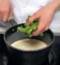 Фото приготовления рецепта: Стручковая фасоль в сырном соусе, шаг №3