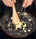 Фото приготовления рецепта: Нежный омлет с копченой рыбой, шаг №3