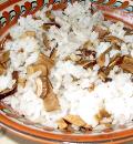Смешать рис с белыми грибыми для приготовления начинки