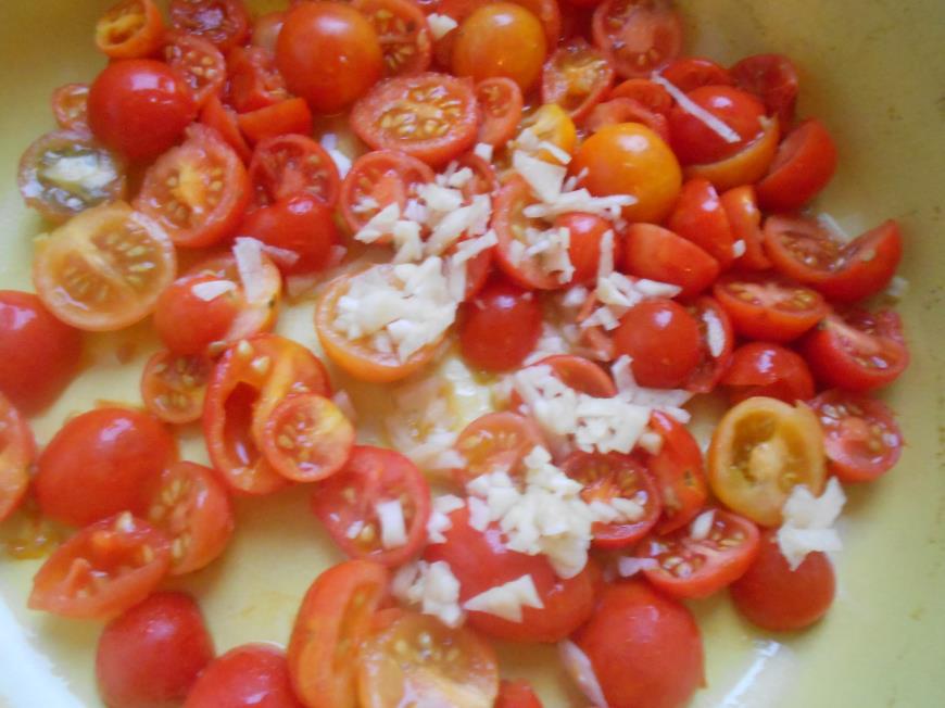 Обжариваем томаты черри