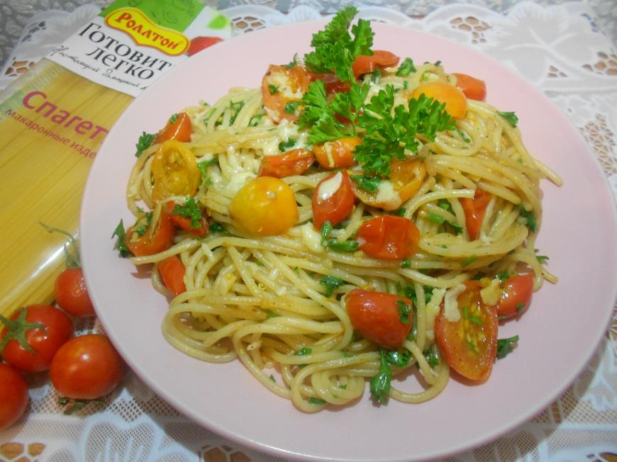 Спагетти с помидорами-черри готовы