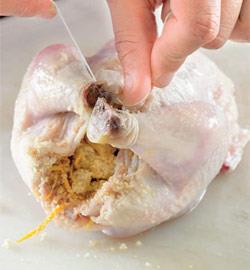 Фото приготовления рецепта: Курица, запеченная с сухофруктами, шаг №3