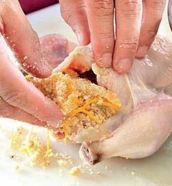 Фото приготовления рецепта: Курица, запеченная с сухофруктами, шаг №2