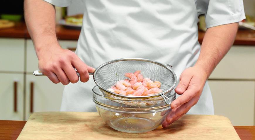 Фото приготовления рецепта: Теплый салат из киноа с креветками , шаг №1