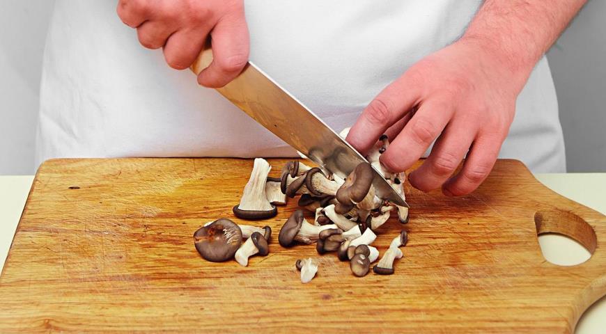 Фото приготовления рецепта: Гречневая лапша с грибами, шаг №2