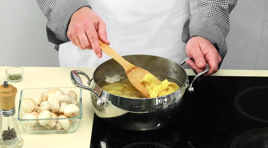 Фото приготовления рецепта: Паппарделле с грибами в сливочном соусе, шаг №2