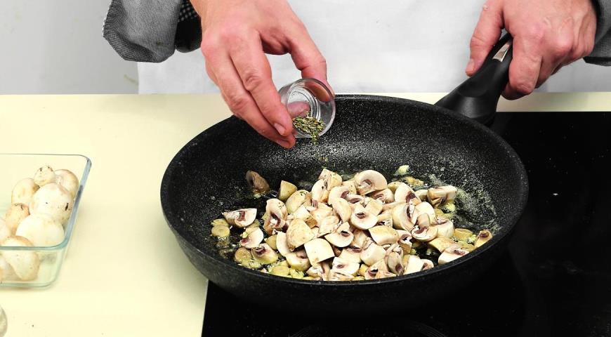 Фото приготовления рецепта: Паппарделле с грибами в сливочном соусе, шаг №5