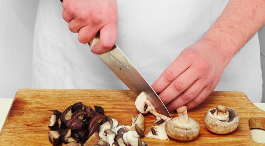 Фото приготовления рецепта: Гречневая лапша с грибами, шаг №5