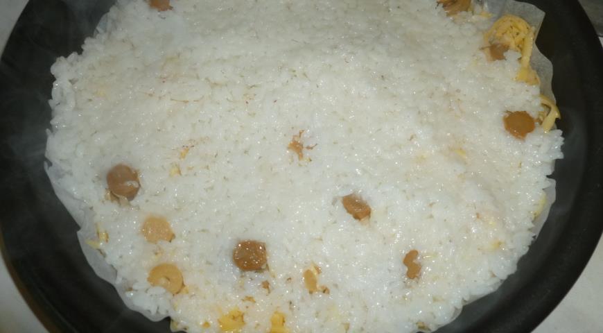 Кладем рис на тертый сыр для приготовления пирога