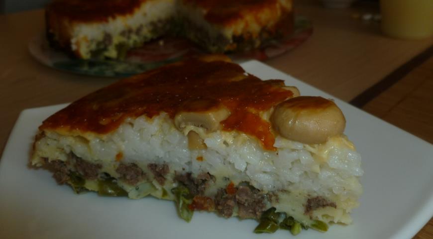 Готовый мясной пирог с рисом, грибами и стручковой фасолью
