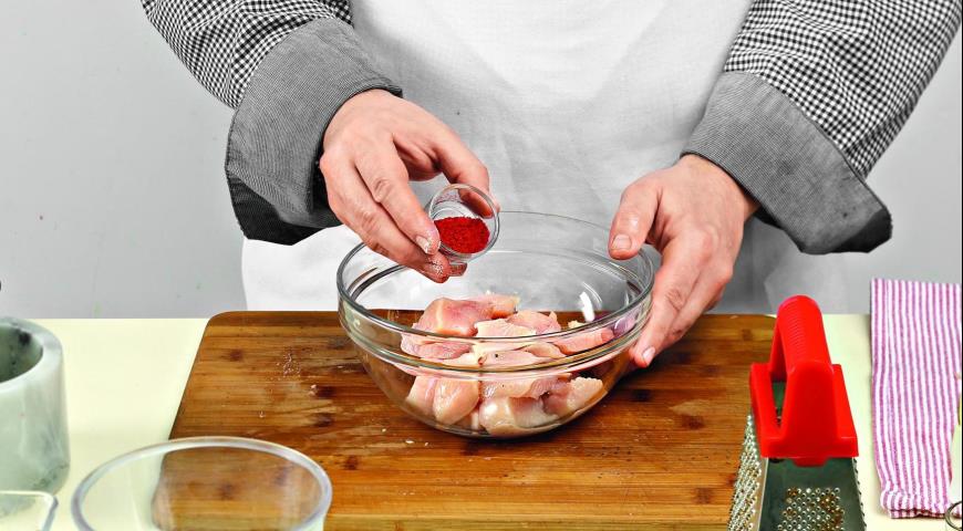 Фото приготовления рецепта: Шашлычки из курицы с луком-пореем, шаг №3