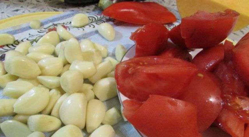 Подготавливаем чеснок и помидоры