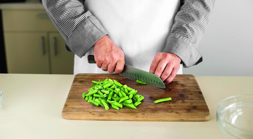 Фото приготовления рецепта: Салат из двух видов фасоли, шаг №4