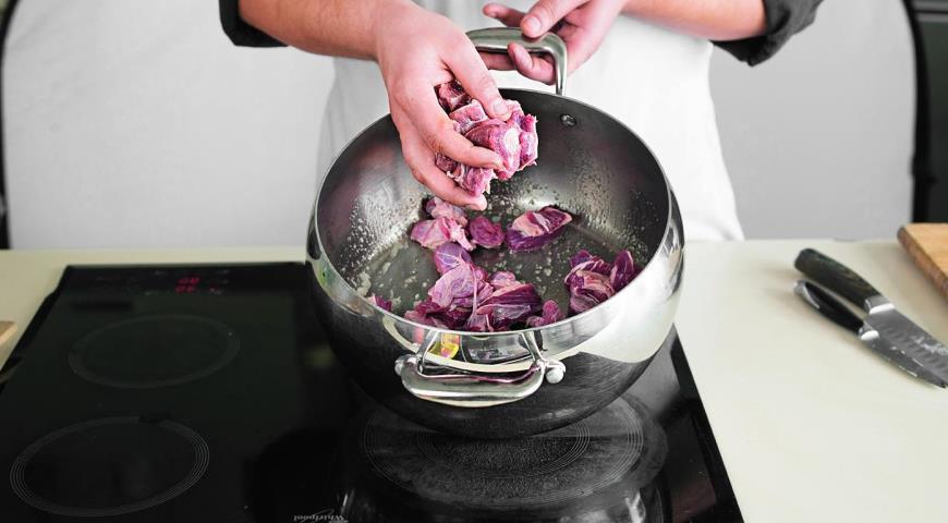 Фото приготовления рецепта: Рагу из говядины с овощами, шаг №1