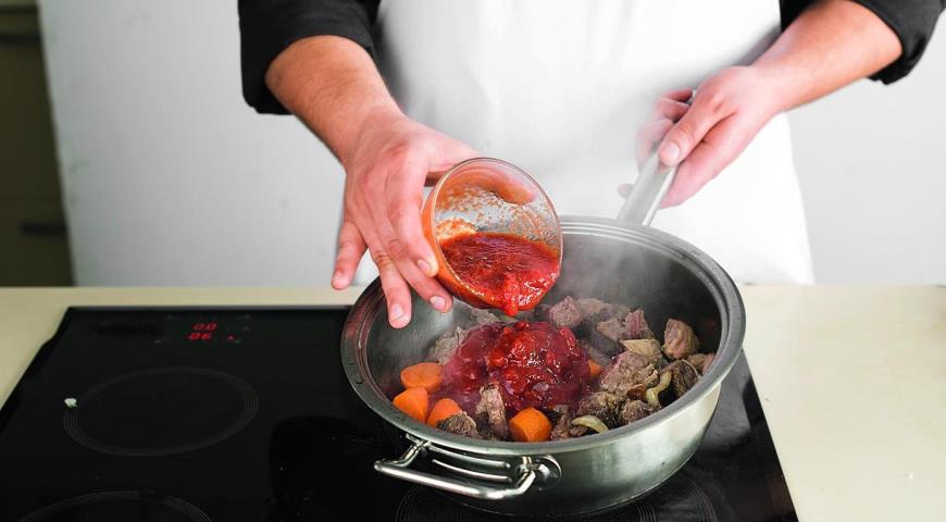 Фото приготовления рецепта: Рагу из говядины с овощами, шаг №5