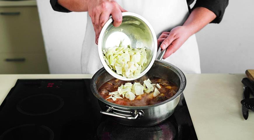 Фото приготовления рецепта: Рагу из говядины с овощами, шаг №6