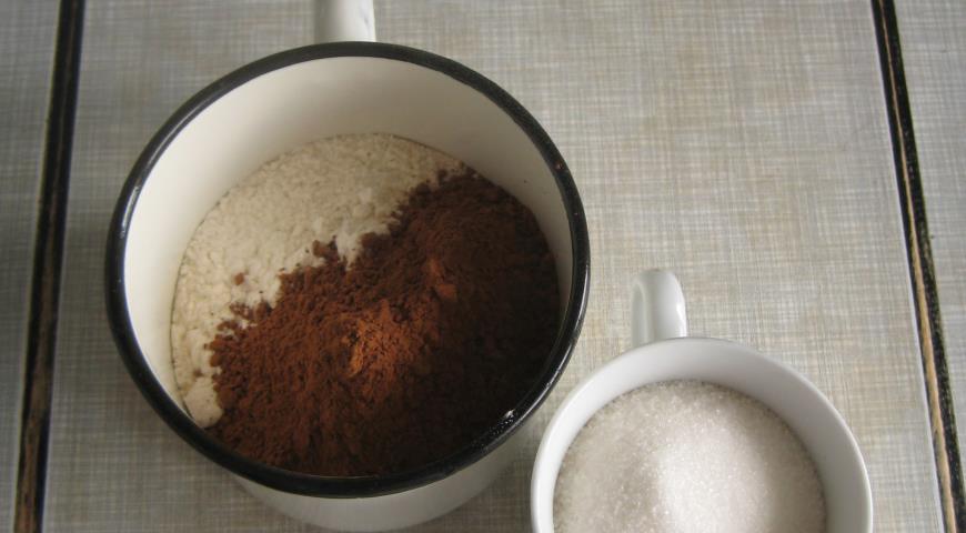 Отмерить сахар и в отдельную емкость муку и какао