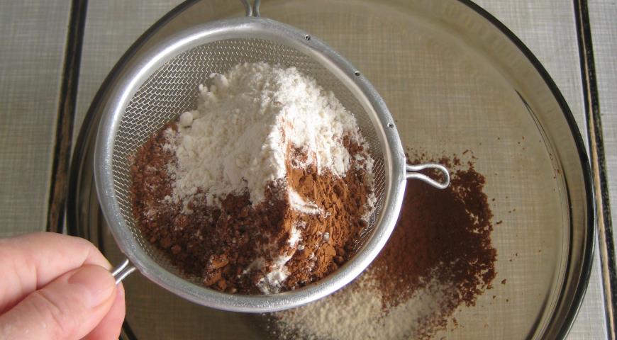 Просеять муку с какао, добавить сахар, соду и соль, смешать ингредиенты до однородности