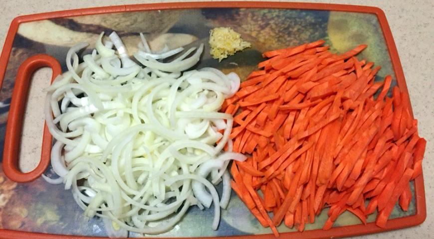 Нарезаем овощи для лапшы 