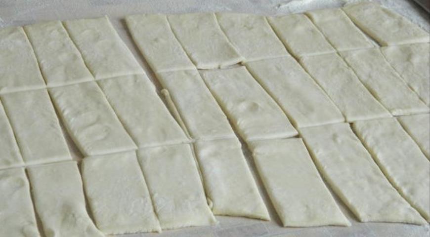 Раскатать тесто и нарезать его на прямоугольники