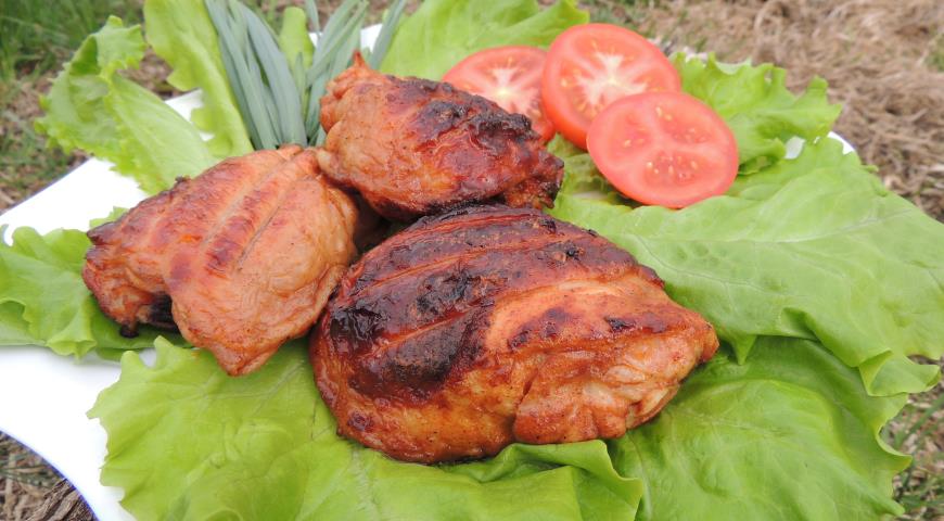Подаём куриные бёдрышки в кефире на листьях салата со свежими овощами