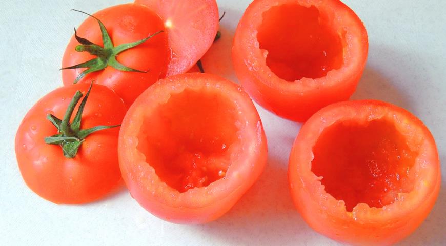 Вычищаем мякоть из помидоров для приготовления закуски