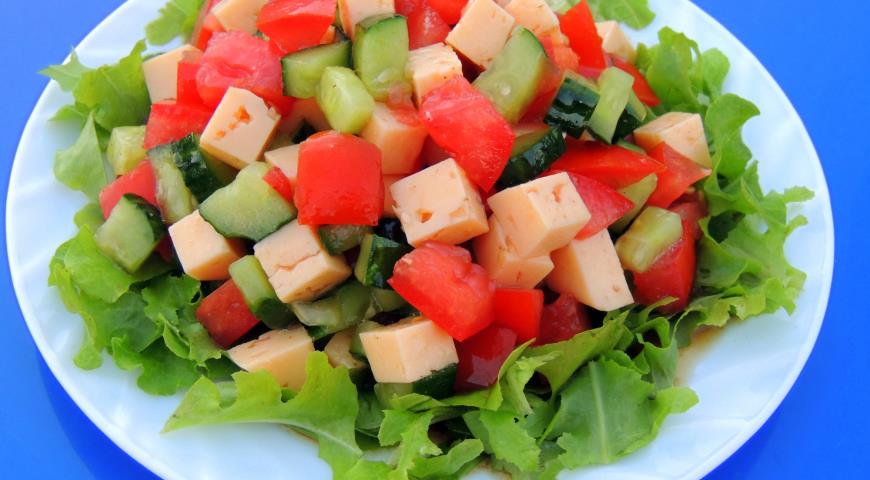 Заправляем салат из овощей с сыром