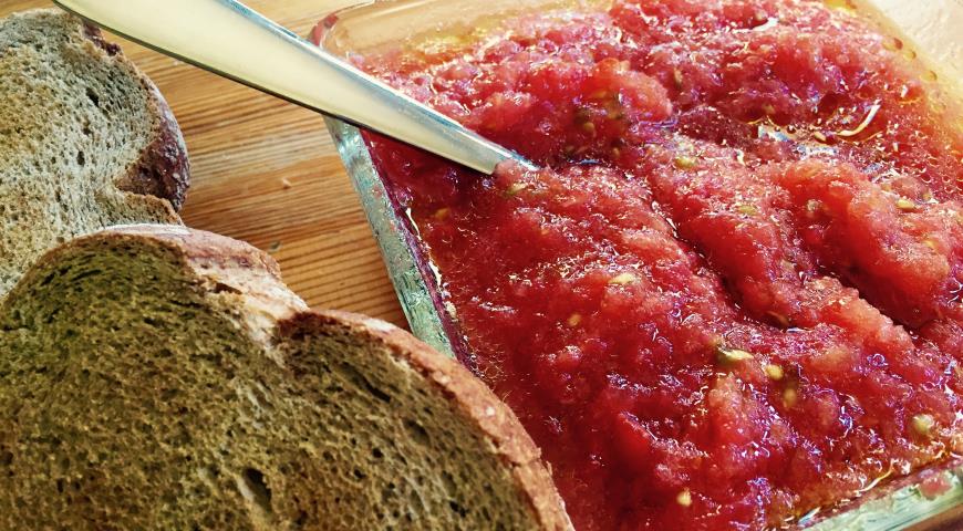 К помидорам добавить масло и соль, подавать с тостами