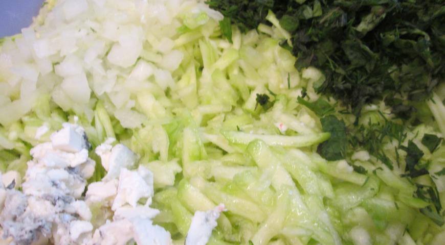 Натираем кабачок, добавляем лук, зелень и сыр