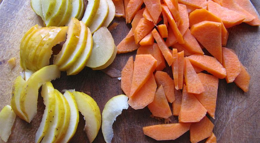 Нарезать морковь и айву для приготовления шурпы