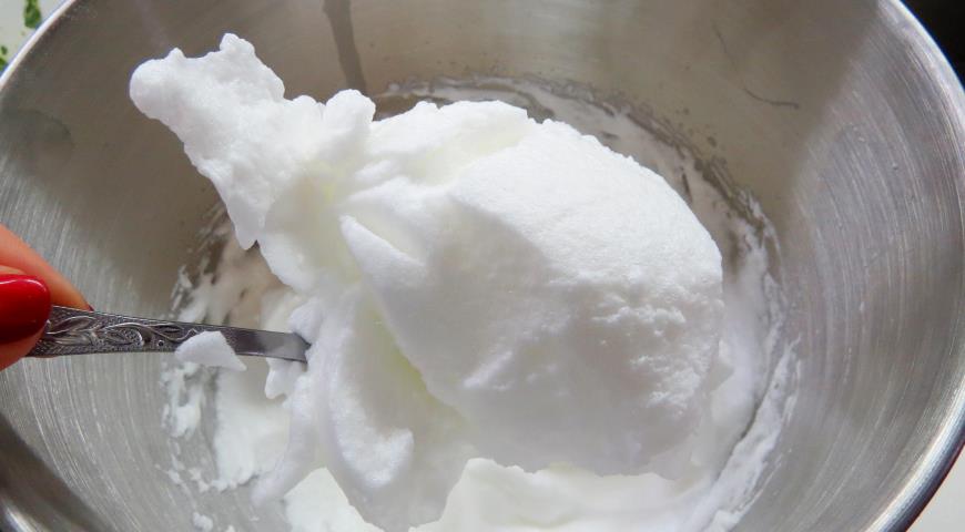 Взбить белки с солью в крепкую пену для приготовления омлета