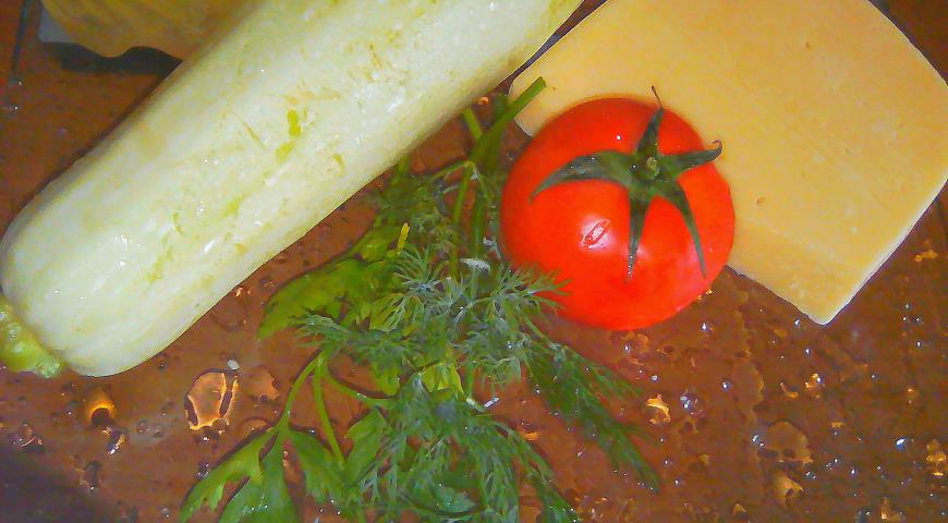 Подготавливаем молодой кабачок, помидоры и зелень