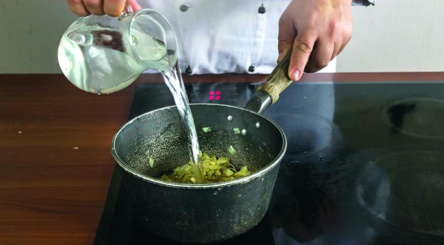 Фото приготовления рецепта: Тыквенный суп с креветками и кокосовым молоком, шаг №4