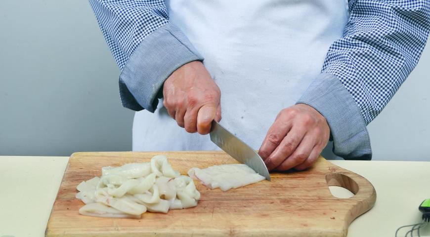 Фото приготовления рецепта: Салат из кальмаров с крымским луком, шаг №2
