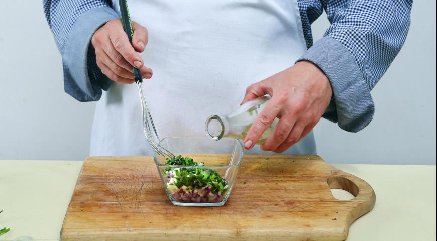 Фото приготовления рецепта: Салат из кальмаров с крымским луком, шаг №1