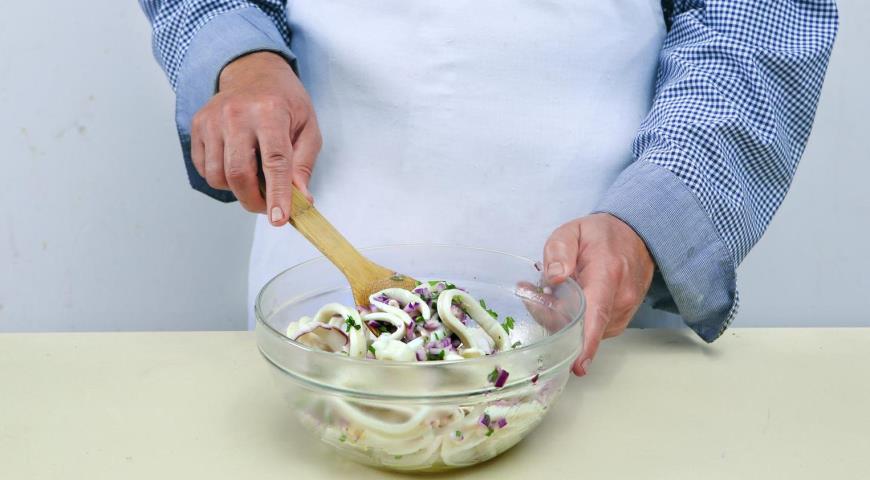 Фото приготовления рецепта: Салат из кальмаров с крымским луком, шаг №4