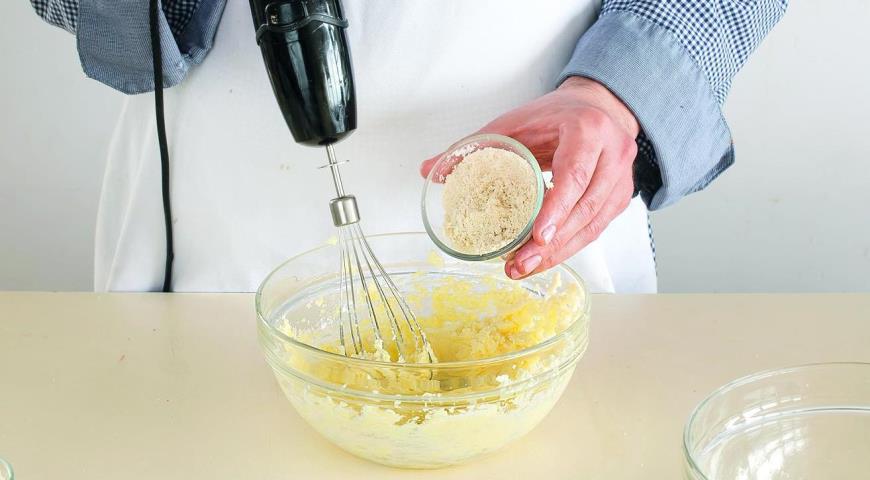 Фото приготовления рецепта: Домашние круассаны с миндальным кремом, шаг №2