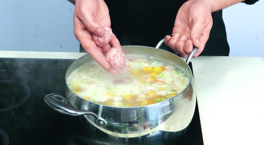 Фото приготовления рецепта: Тосканский суп из белой фасоли с фрикадельками, шаг №5