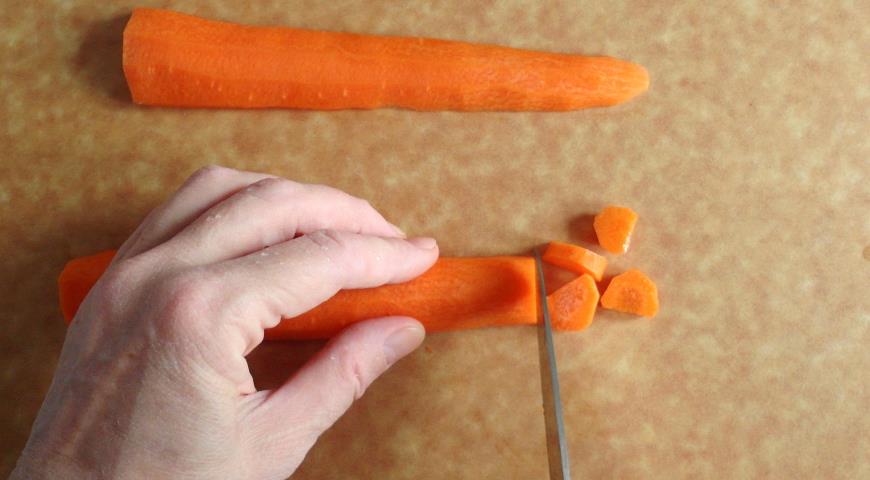 Морковь очищаем от кожицы и нарезаем полукольцами