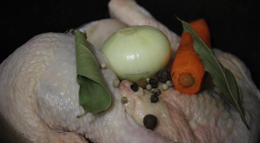 Рульку и курицу сложить в мультиварку, добавить лук и морковь, лавровый лист, перец